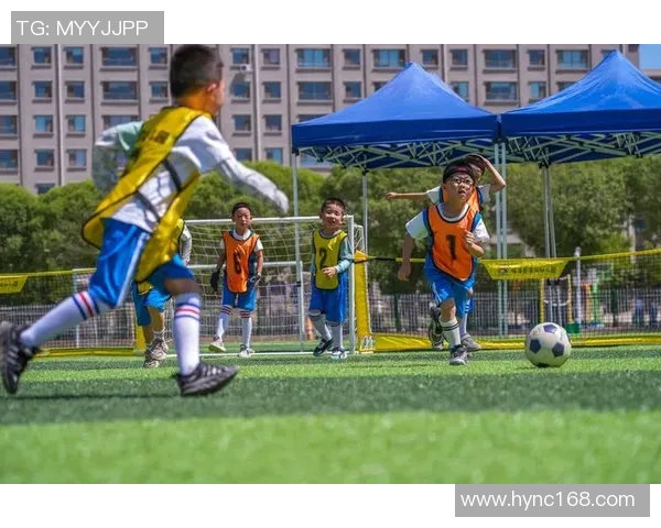 在绿茵场上追逐梦想与荣耀：足球场上的球星足迹与激情瞬间